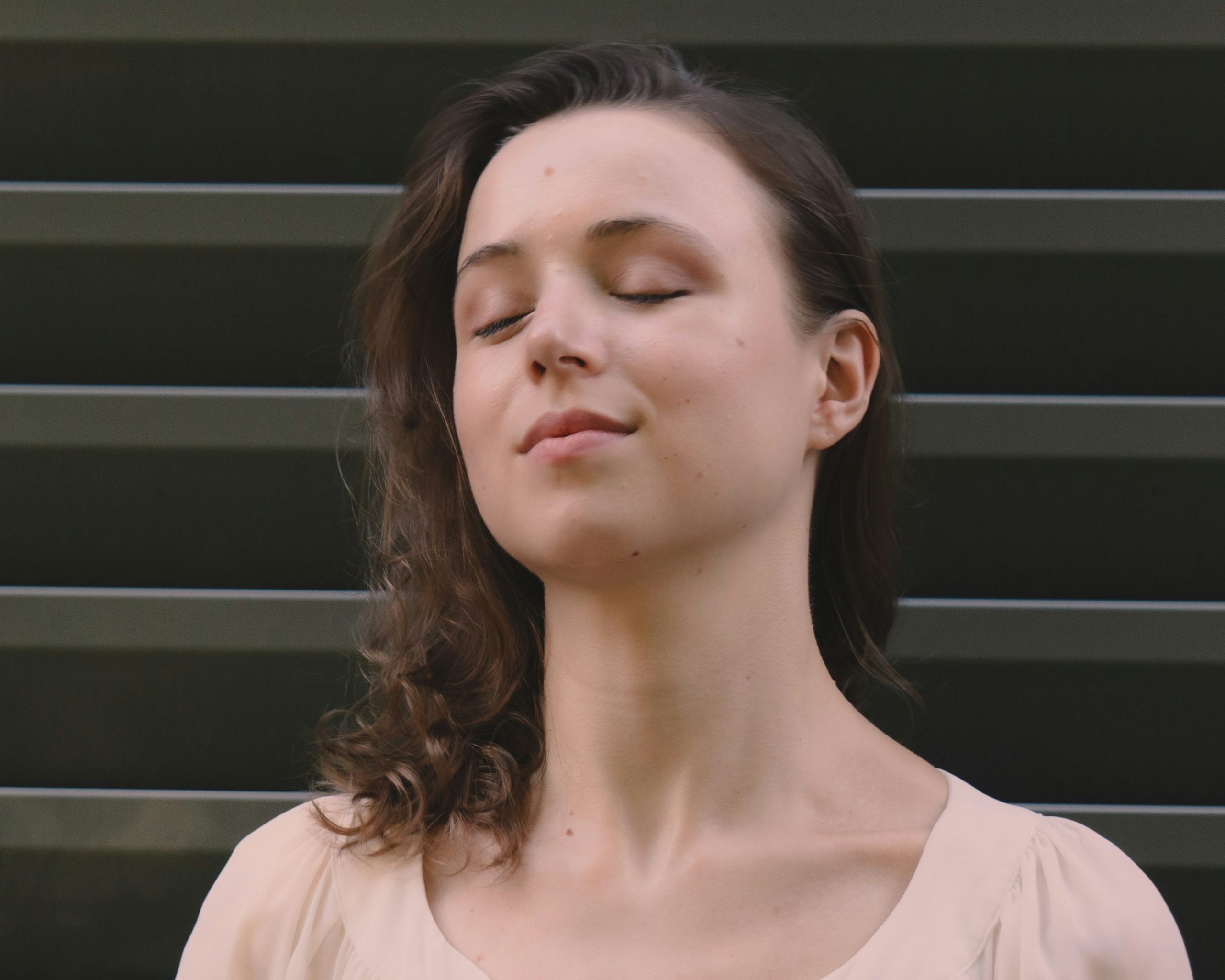 Before-and-after photos of Sarah after practicing breath control techniques