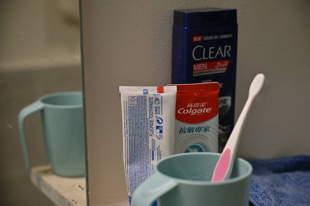 An infographic showing average lung capacity by age group